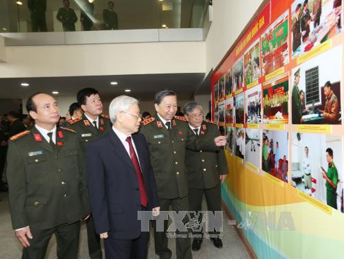 越共中央总书记阮富仲与代表们观看越南人民军各项活动的图片（图片来源：越通社）