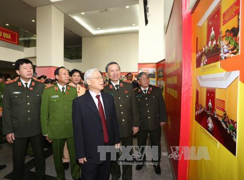 越共中央总书记阮富仲与代表们观看越南人民军各项活动的图片（图片来源：越通社）