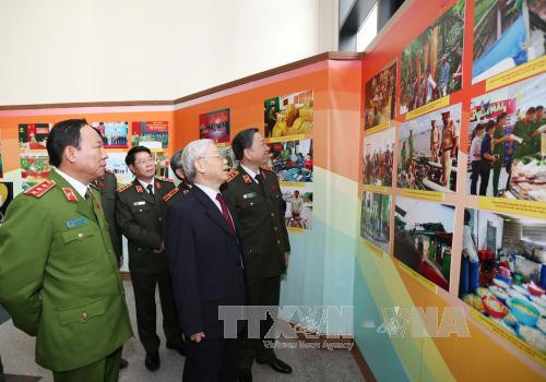 越共中央总书记阮富仲与代表们观看越南人民军各项活动的图片（图片来源：越通社）