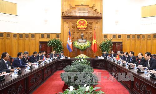 越南政府总理​阮春福与柬埔寨首相洪森​举行会谈（图片来源：越通社）