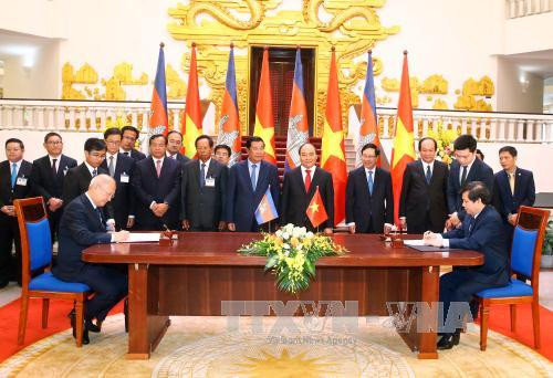  ​两国领导人出席《越南民族委员会与柬埔寨礼仪宗教部合作协议》签署仪式（图片来源：越通社）