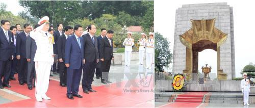 柬埔寨首相洪森前往英雄烈士纪念台前敬献花圈​（图片来源：越通社）