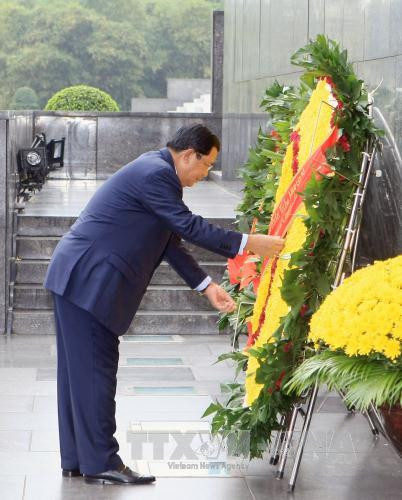柬埔寨首相洪森在胡主席陵墓​敬献花圈（图片来源：越通社）