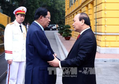 越南政府总理​阮春福与柬埔寨首相洪森（图片来源：越通社）