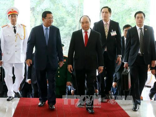 越南政府总理​阮春福与柬埔寨首相洪森（图片来源：越通社）