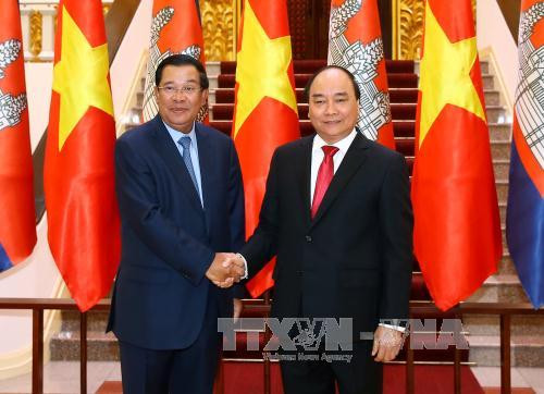 越南政府总理​阮春福与柬埔寨首相洪森会谈前合影（图片来源：越通社）