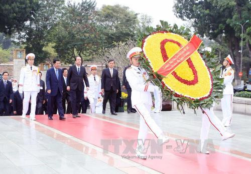 柬埔寨首相洪森前往胡主席陵墓敬献花圈（图片来源：越通社）