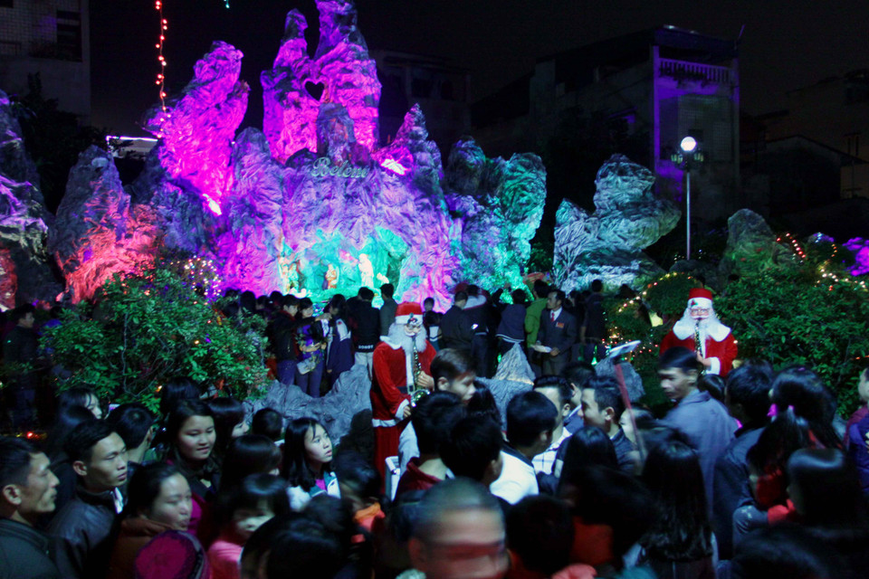 安沛省信教群众及人民上街欢度圣诞节（图片来源：越通社）