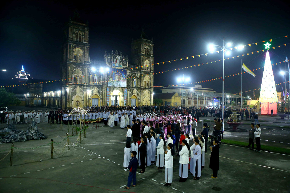 南定省信教群众及人民上街欢度圣诞节（图片来源：越通社）