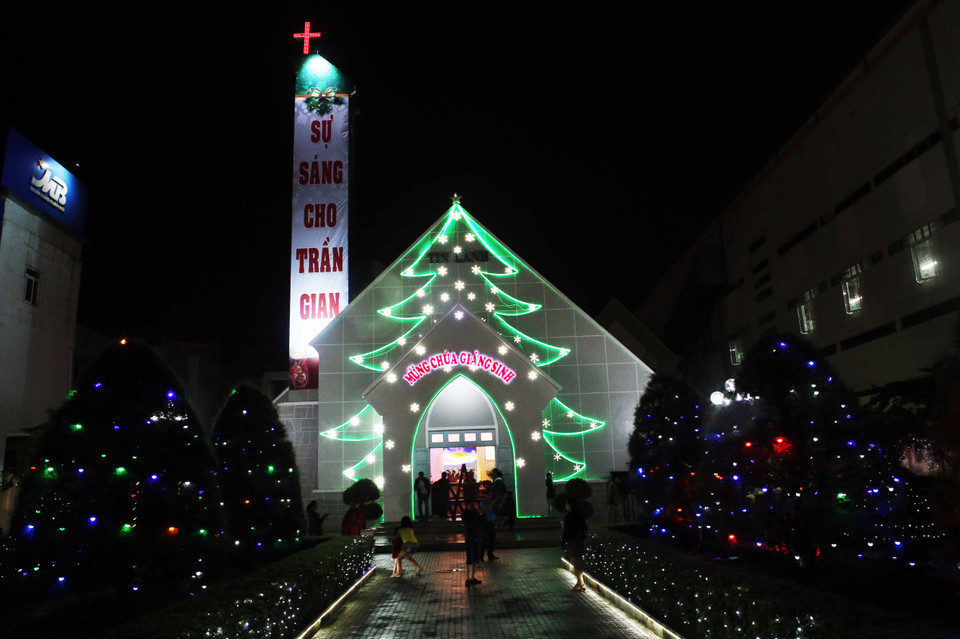 岘港市纷纷举行迎接圣诞节活动（图片来源：越通社）