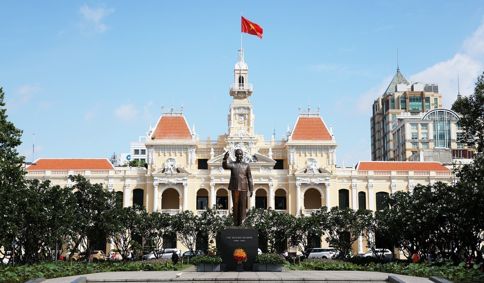 胡志明市人民委员会大楼是该市的标志性旅游景点之一。图自越通社