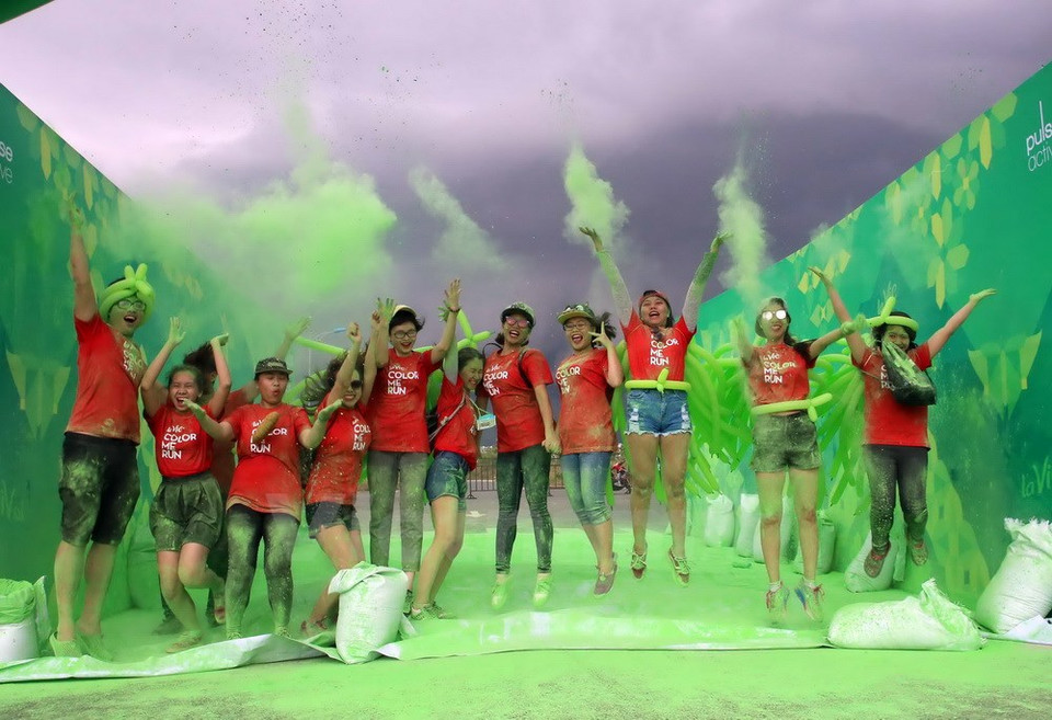 6月25日在岘港市举行的“彩色跑——Color Me Run”活动。参观者从头到脚抛撒彩色粉末（图片来源：越通社）