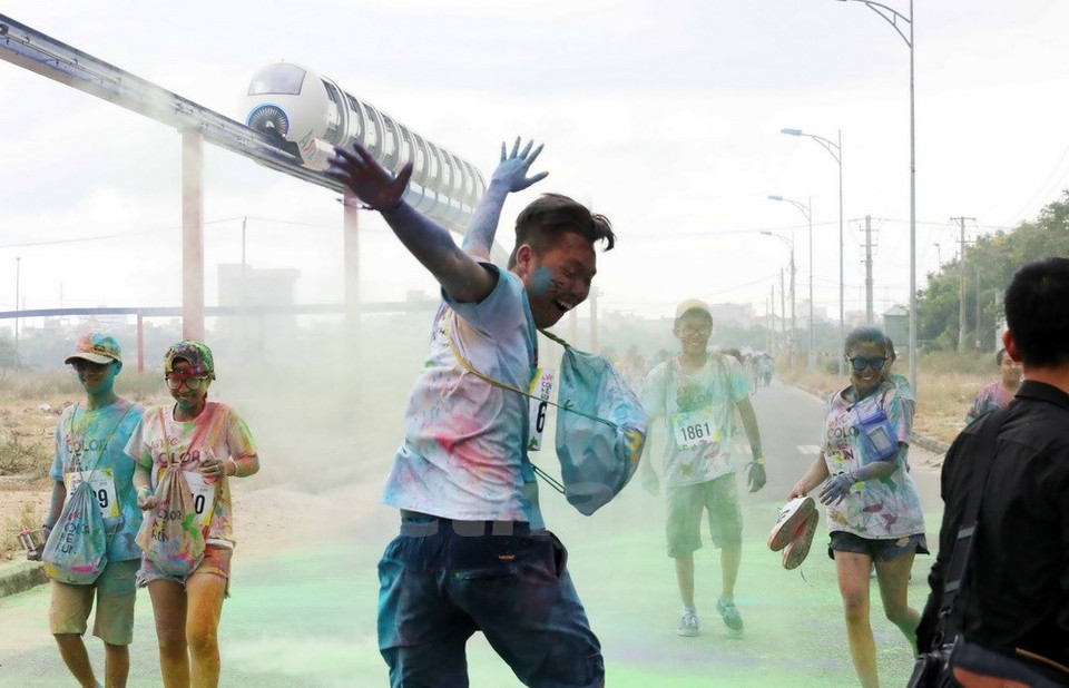 6月25日在岘港市举行的“彩色跑——Color Me Run”活动。 （图片来源：越通社）