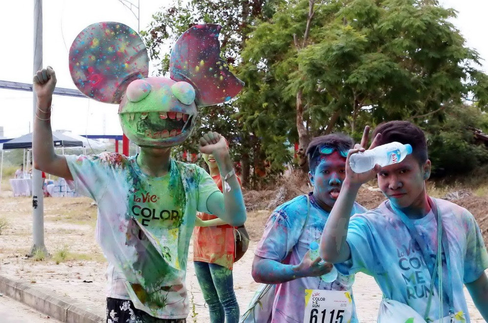 6月25日在岘港市举行的“彩色跑——Color Me Run”活动。 （图片来源：越通社）