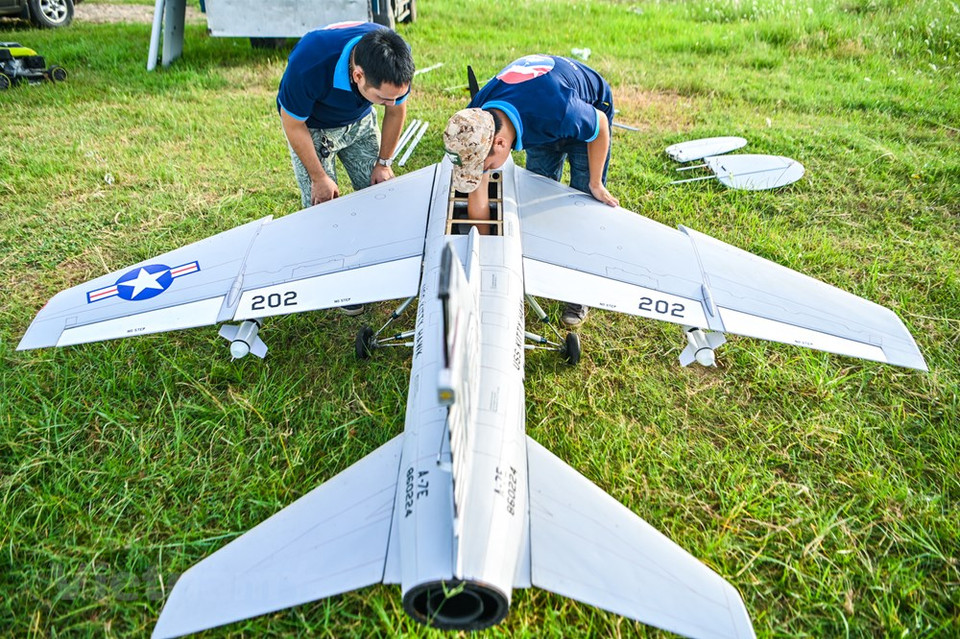 制造这种大型遥控飞机需要有精密技术，一方面要确保飞机的坚固，另一方面减少其重量。（图自Vietnam+）