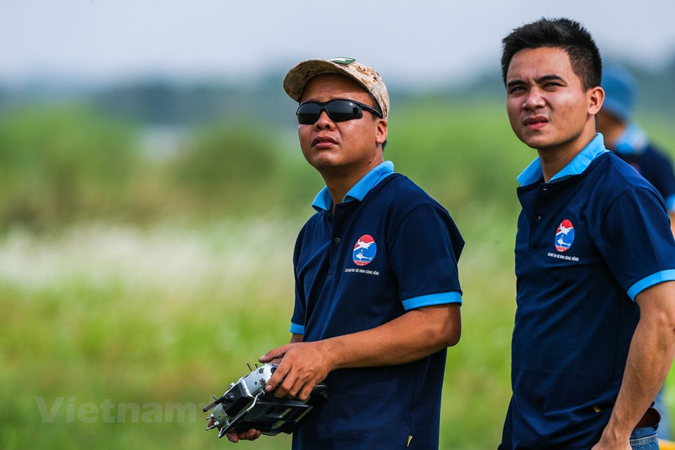 飞行地点位于河内市怀德县红河边的一片空地。（图自Vietnam+）