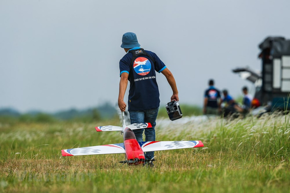 只要遥控时出现小错误，可导致飞机坠落和损坏。（图自Vietnam+）