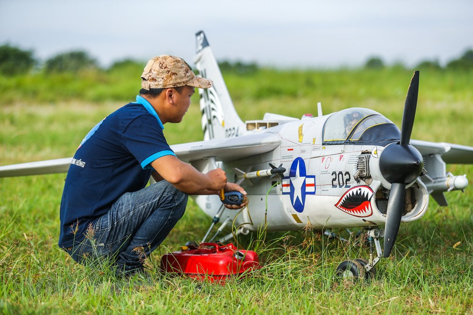 每周日下午，模型飞机的引擎声轰动了河内市怀德县的这片空地。（图自Vietnam+）