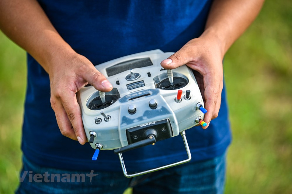 操控这些模型飞机并不容易，玩家要先在电脑上练习，上手后才可以进行实际操控。（图自Vietnam+）