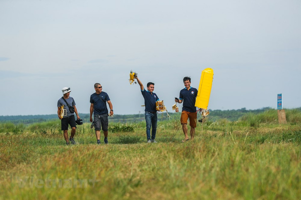 很多人把遥控飞机玩家比喻为飞行员。（图自Vietnam+）