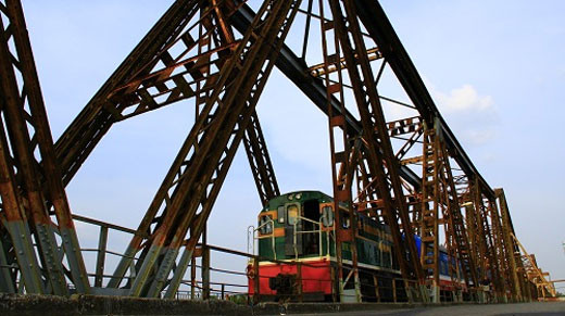 日出、日落，每天龙边桥上仍迎接南北往来的火车。（图片来源：越南《人民军队报》）