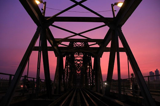 紫色黄昏使龙边桥“穿上”独特的“外衣”。（图片来源：越南《人民军队报》）