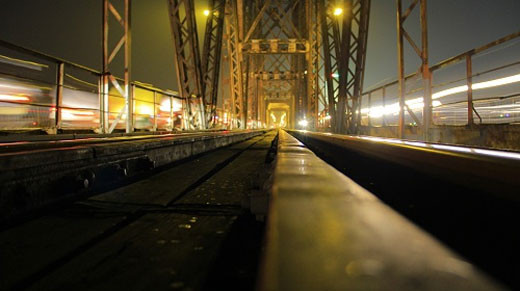 黄色灯光中玲珑多彩的龙边桥。（图片来源：越南《人民军队报》）