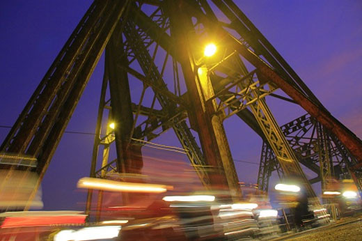 黄色灯光中玲珑多彩的龙边桥。（图片来源：越南《人民军队报》）