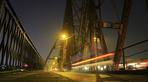 黄色灯光中玲珑多彩的龙边桥。（图片来源：越南《人民军队报》）