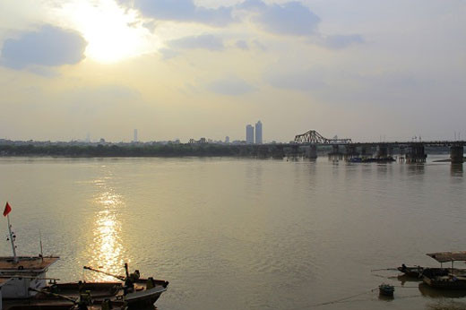 晚霞中的龙边桥。（图片来源：越南《人民军队报》）