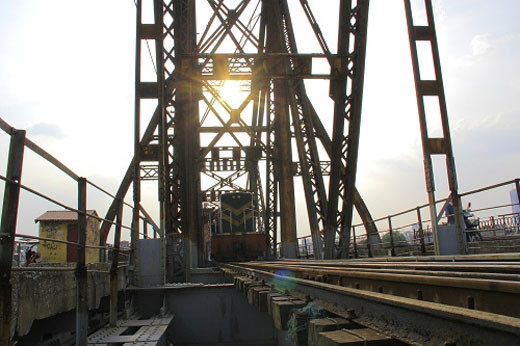 日出、日落，每天龙边桥上仍迎接南北往来的火车。（图片来源：越南《人民军队报》）