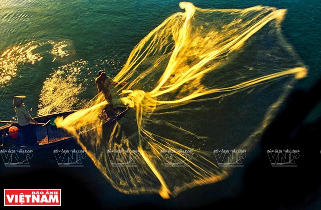 撒网（图片来源：越通社）