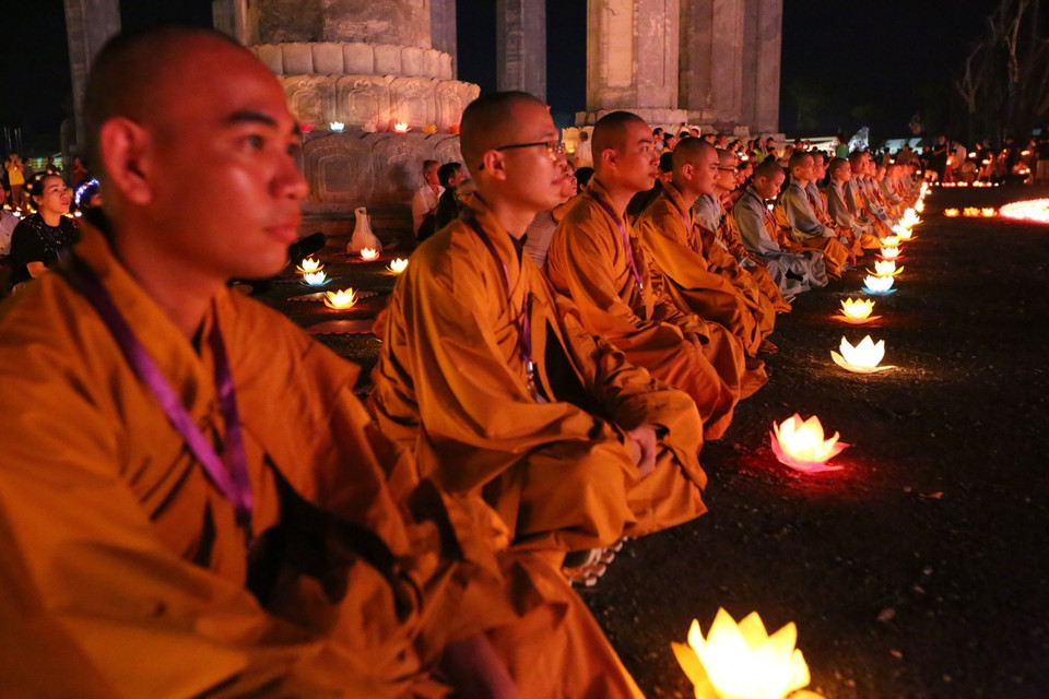 佛教徒们在祈求世界和平的花灯祈福法会祈求世界和平。越通社记者成达 摄