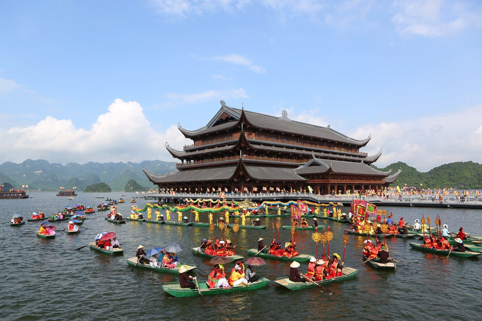 庆祝2019年联合国卫塞节成功召开的艺术表演在三祝湖上举行。越通社记者 成达 摄