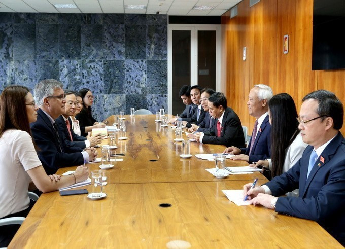 越南国会副主席汪周刘率领越南国会高级代表团于2019年4月22日与巴西利亚洲代州长Paco Britto举行工作会谈。越通社记者 淮南 摄
