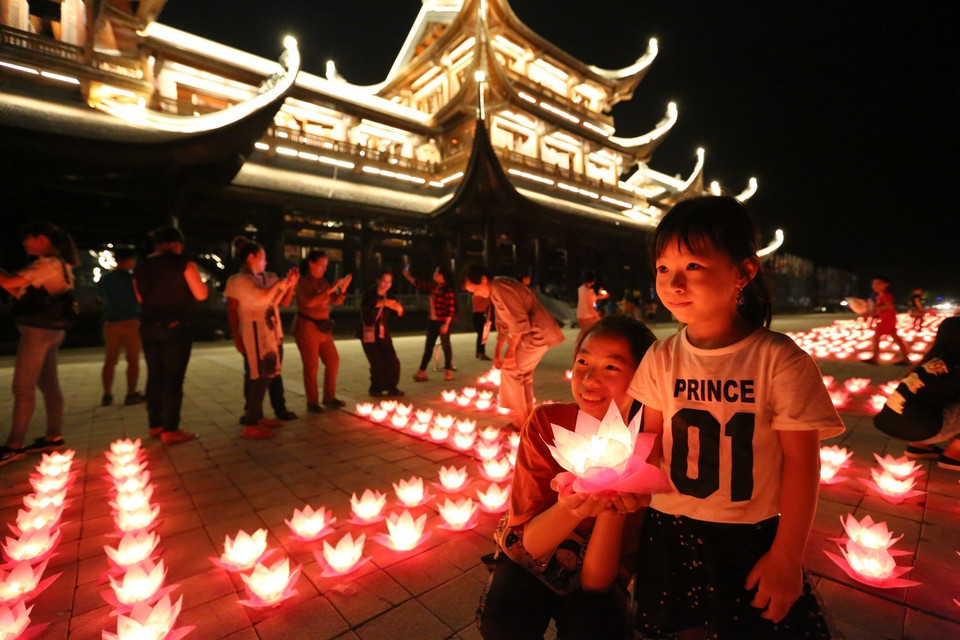 居民们参加祈求世界和平的花灯祈福法会。越通社记者 成达 摄