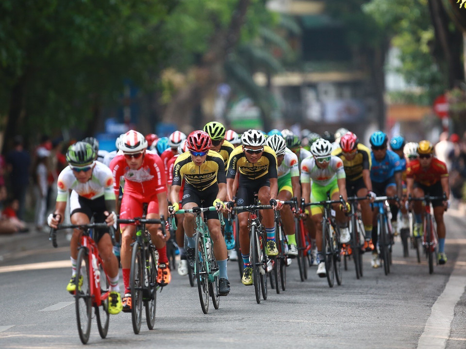 车手们在还剑湖进行比赛。越通社记者 仲达 摄