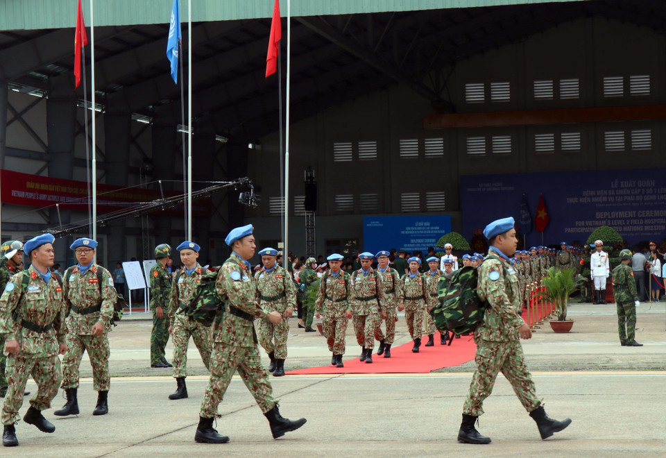 越南国防部2018年10月在胡志明市新山一机场举行出征仪式，越南维和力量一号二级野战医院医生、军官启程赴南苏丹执行联合国南苏丹特派团维和任务。越通社记者 青武 摄