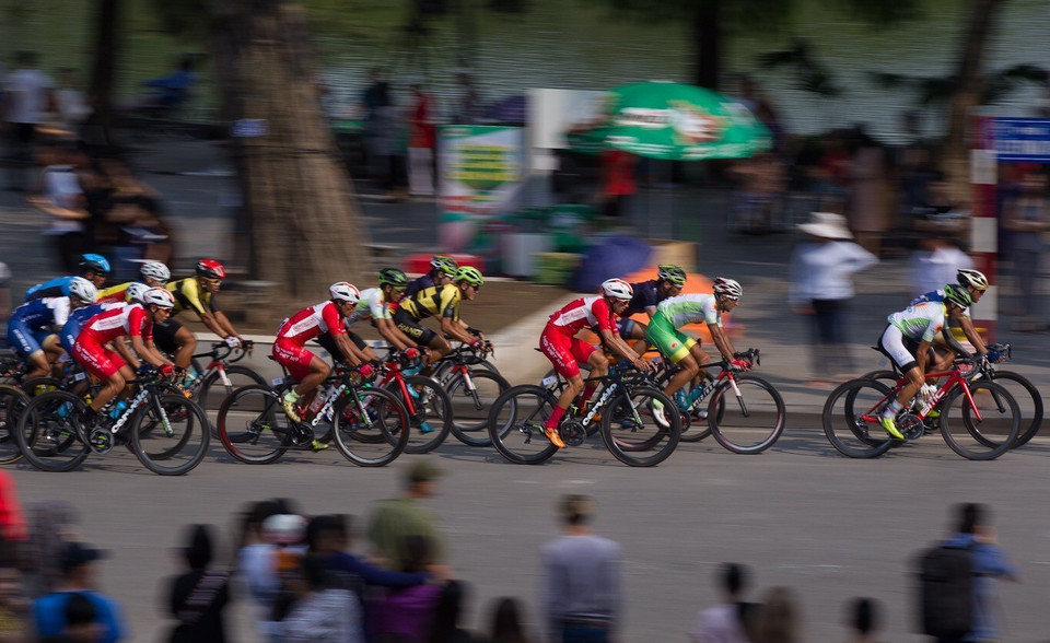 车手们在还剑湖进行比赛。越通社记者 仲达 摄