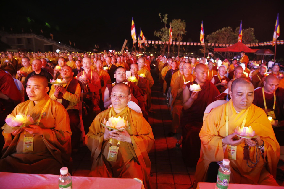 佛教代表在祈求世界和平的花灯祈福法会进行祈求世界和平仪式。越通社记者 林庆 摄
