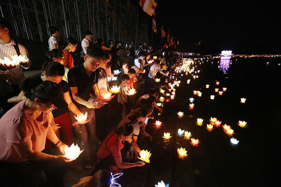 佛教徒们在三祝湖上放花灯。越通社记者 阳江 摄