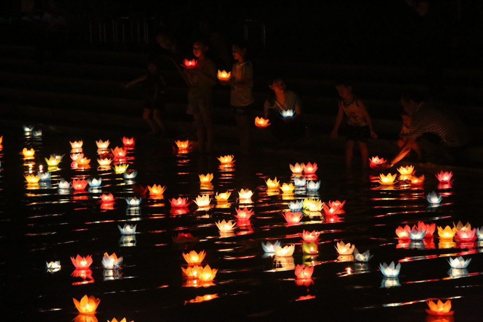 在三祝湖上放花灯。越通社记者 成达 摄