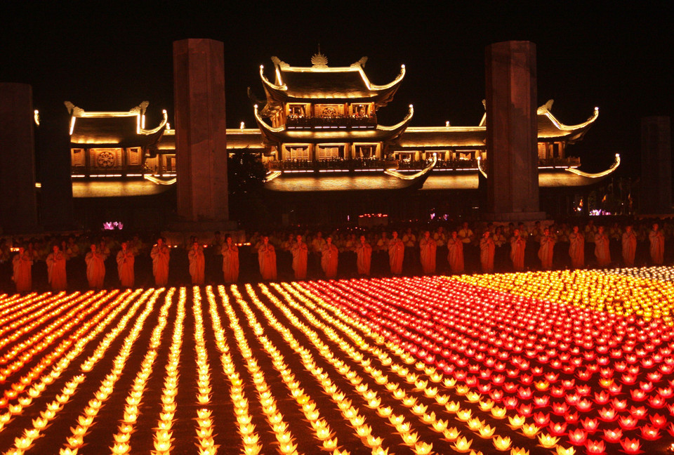 祈求世界和平的花灯祈福法会，祈求国泰民安，世界和平和众生安乐，庆祝2019年联合国卫塞节圆满成功。越通社记者 阮民 摄