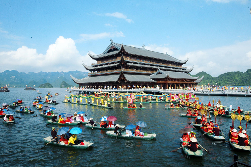三祝湖上的传统艺术表演活动。越通社记者 林庆 摄