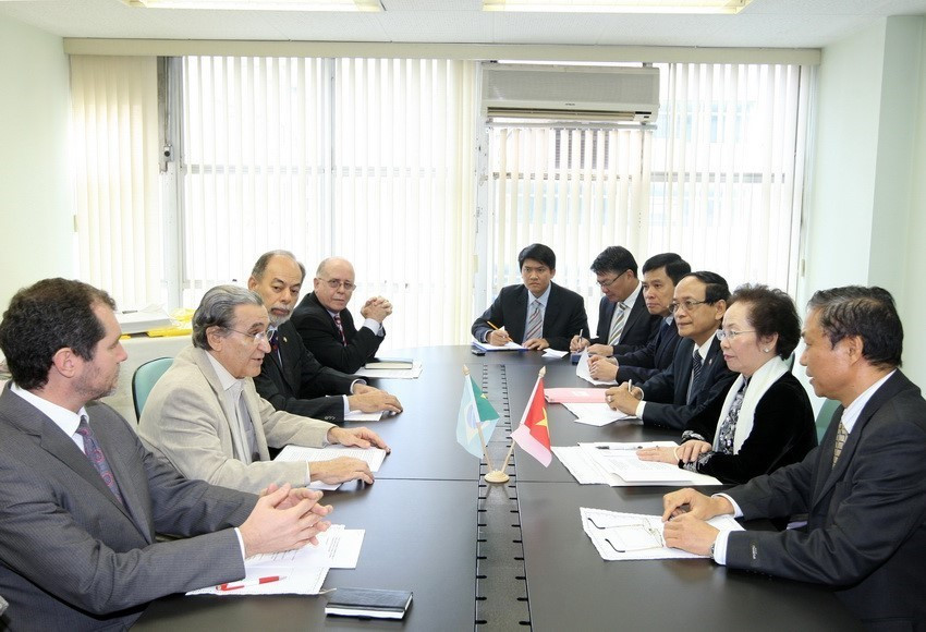 在出席在巴西举行的第25届全球妇女峰会期间，越南国家副主席阮氏缘于2015年5月14日会见巴西共产党主席雷纳托•拉贝洛。越通社记者 统一 摄