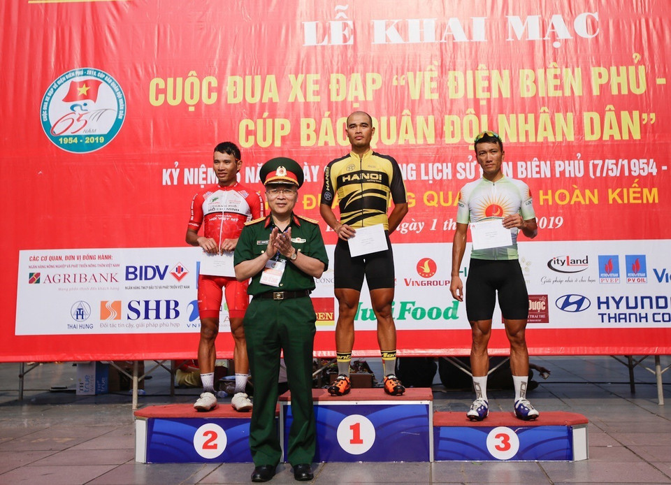 组委会向自行车车手颁发奖金。越通社记者 仲达 摄