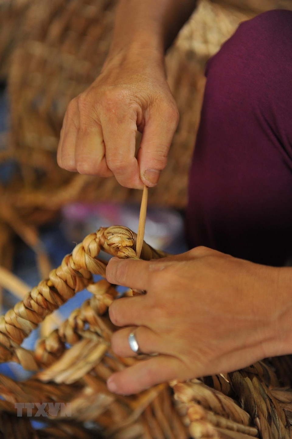 宁平省手工艺人将凤眼蓝编织成美丽及独特的产品。越通社记者 明德 摄