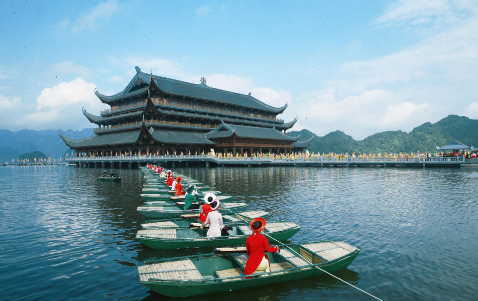 三祝湖上的传统艺术表演节目。越通社记者 林庆 摄