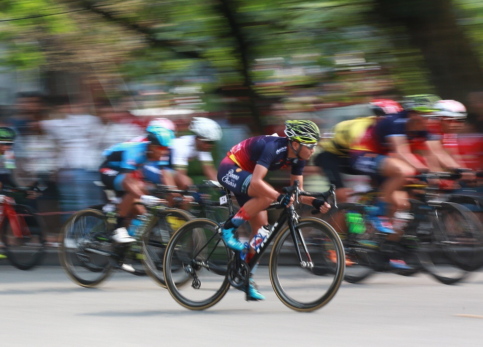  车手们正绷紧全身神经加速前进，到达终点。越通社记者 仲达 摄