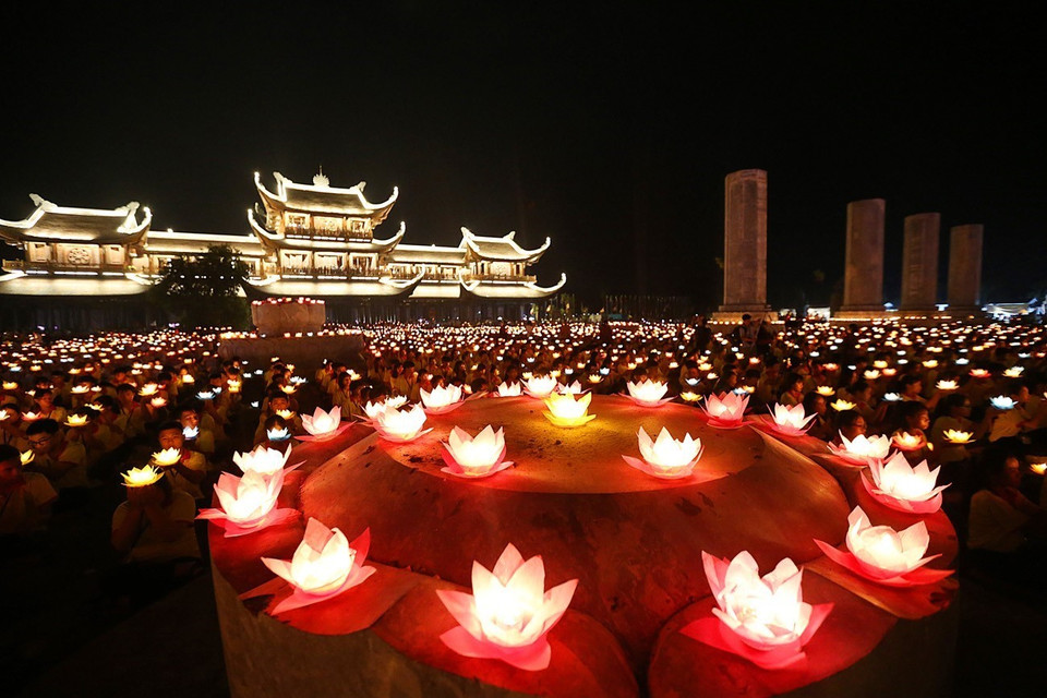 祈求世界和平的花灯祈福法会全景。越通社记者 阳江 摄